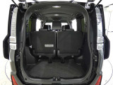 三列目シートは、折りたためますので大きなスペースが出来ちゃいます。キャンプ用品など大きな荷物もばっちり収納可能です♪