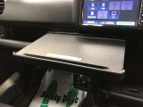 車内での仕事や食事の際に便利なインパネテーブル!A4サイズのノートパソコンやお弁当などが置けます。最大重量10kgのものまで置くことができます。