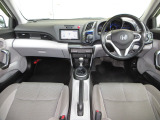 ステアリングホイールからスムーズに持ちかえられるフロアシフトを採用。シフトノブをコンパクト化し、女性でも操作しやすいサイズとしました。右手元には、便利なクルーズコントロールスイッチ付き!