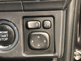 電動格納式ドアミラー付き。駐車場へ停めた時に、ボタン一つで左右のドアミラーをたたむ事ができます。