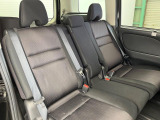 セカンドシートは中央部が可動式となっており、スライドすれば通路スペースが登場!前後の移動がとっても簡単です♪もちろん、8名乗車時も快適な座り心地のシートとなっています♪