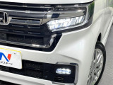 【LEDヘッドライト】悪天候や夜間走行時も良好な視界を確保し安心して運転できる高輝度LEDヘッドライトを装備!点灯速度が早く、消費電力も抑えられています。