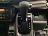 CVT車のセレクトレバーです。低速から高速まで、変速ショックのないスムーズな走りを実現するとともに、エンジン効率のよい領域を維持することで燃費にも貢献します。
