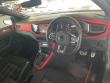 車に乗り込む際に見える景色です。分かりにくいかもしれませんが、ナビがちょっと運転席側に傾いており、走行中に視線を正面から離れない様に考えてデザインしております。