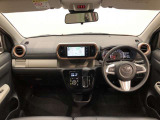 シンプルながら機能性あふれる運転席廻りです。視界性もよく、運転しやすいですよ。