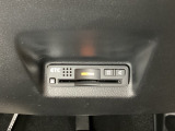 ハンドルの右下にETCがついています。高速道路の料金所の通過も楽々です。 カードの取り出しもしやすい場所についています。