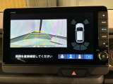 リバースギアに入れるだけで後方の表示へ切り替わります。夜間や雨の日の駐車も楽になりますよ。