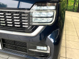 【LEDヘッドライト】悪天候や夜間走行時も良好な視界を確保し安心して運転できる高輝度LEDヘッドライトを装備!点灯速度が早く、消費電力も抑えられています。