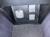 USB端子付き。最近、普及しているUSB。スマホやタブレット以外もUSB充電が増えていますよね。またスマホやメモリー媒体にお手持ちの、貴方のお気に入りの音楽を車内でも楽しめます♪