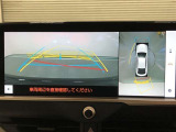 【パノラミックビューモニター(床下透過表示機能付)】クルマを上から見たような画像をディスプレイに表示し、運転席から確認しにくい箇所も確認できます。車両直下及びタイヤ付近のアンダーフロアの確認も可能です