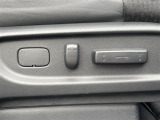 【パワーシート(電動シート)】シートを電動で、前後にスライドまたは上下の高さなどを調整することができます!細かい操作もスイッチ一つでできるので、とても便利です!