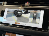 【3Dサラウンドカメラ】周囲の安全確認をアシストする機能です。3D車外ビュー、360&deg;オーバーヘッドビューを 利用して、狭いスペースでも安心、スムーズに運転操作ができます。