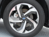 スバル純正18インチアルミホイール。 タイヤサイズは225/55R18。納車時に弊社指定の新品タイヤ4本に交換いたします。