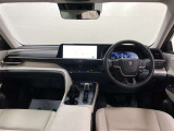 ディスプレイや操作スイッチを水平に集約、運転中の視線移動や動作を最小化できるようなレイアウトになっています。ドライバーは運転に集中でき、一緒に乗る方は心地よく移動を楽しめる空間となっています。