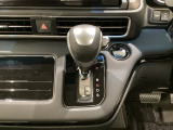 「e:HEV」搭載車です。日常シーンのほとんどをモーターで走行し、高速クルージングなどモーターよりもエンジンの方が効率が良い領域はエンジンで走行、あらゆる領域で優れた燃費走行を実現します。