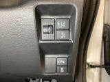 ハンドルの右側にはヘッドライトレベライザーとHondaセンシング用のメインスイッチがついています。ヘッドライトレベライザーは道路状況や積荷の加重に応じてライトの高さを調節できます。