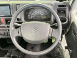 インテリアに合わせたデザインのステアリングは、運転される方のことも考え、運転しやすい形状、大きさです。是非一度、実際に触ってお確かめください。