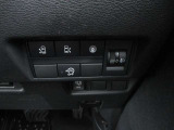 ハンズフリーオートスライドドア、荷物やお子さまの抱っこで両手がふさがっていても、片足を振り入れるだけでドアが開閉できます。