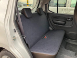リヤシートも全車消毒済み。足元も軽とは思えない広さがあります。ドアには小物を収納できる便利な【リヤポケット】付。