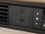 USB充電口を搭載しています!携帯電話の充電などに便利です!