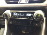 EVモード中でも、エンジンを可能な限り作動させず、省電力で車内を暖め、EV走行距離への影響の少ないヒートポンプオートエアコン!乗車前からエアコン操作が可能なリモートエアコンシステムも搭載!