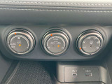 お好みの温度に合わせれば自動的に調節、オートエアコン装備。年中快適な車内。