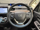 ハンドルにHondaセンシング系のクルーズコントロールやレーンキープアシストなどのスイッチと、オーディオの操作スイッチが装備されています。ハンドルから手を離さず安全に操作できます。