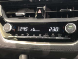 運転席、助手席別々に温度設定ができるデュアルエアコン装備です。男性が暑いと感じても、女性は寒いと感じる、そんな時の車内温度を別々に調節できるので、ストレスなくドライブをお楽しみいただけます。