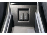 USBソケットがついていますのでコードを繋げばスマートフォンなどの充電が出来ます!