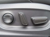 運転する時はドライビングポジションが気になりますよね。パワーシートで座席位置の微調整もしっかりできます。高級感がある装備としても人気があります。