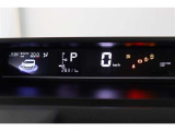 視線移動が少なく疲れにくいセンターメーター!昼間でも夜間でもくっきり見やすいメーターとなっております。