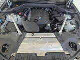 直列4気筒DOHCディーゼル。出力140kW〔190ps〕/4,000rpm(カタログ値)、トルク400Nm〔40.8kgm〕/1,750-2,500rpm(カタログ値)♪