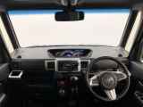 シンプルながら機能性あふれる運転席廻りです。視界性もよく、運転しやすいですよ。