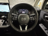 ハンドルにHondaセンシング系のクルーズコントロールやレーンキープアシストなどのスイッチと、オーディオの操作スイッチが装備されています。ハンドルから手を離さず安全に操作できます。