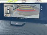 360度ビューカメラを搭載。4方の小型カメラの映像を処理し、車両真上からの映像に変換しています。