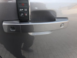 【キーレスエントリー】バッグやポケットからキーを取り出すことなく車にアクセスして、ロックとアラームを設定できます。 毎日の利便性をさらに高める機能です。