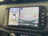 【全方位モニター】まるでクルマを真上から見下ろしたかのような視点で駐車をサポートします!クルマの斜め後ろや真横など、前後左右の4つのカメラの映像が合成されて、モニターに映し出されます。