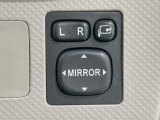 【電動格納ミラー】サイドミラーは電動格納式となっており、狭い駐車場でもキズがつくリスクを抑えられます。