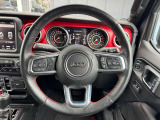 操作性の良いハンドルで運転中のストレスも軽減されます。