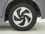 ◆純正ホイール装着車◆シンプルなデザインのホイールキャップ付きです。