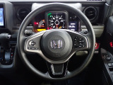 ハンドル左側にはオーディオ操作が出来るオーディオリモートコントロールスイッチ、右側にはHonda SENSINGとオートクルーズコントロールのスイッチを装備!