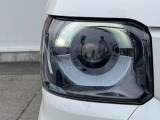 【LEDヘッドライト】悪天候や夜間走行時も良好な視界を確保し安心して運転できる高輝度LEDヘッドライトを装備!点灯速度が早く、消費電力も抑えられています。