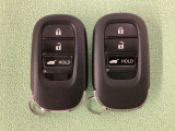 スマートキーを装備しています。鍵を差し込むことなくドアロックの開け閉めと、スタートボタン操作でのエンジンスタートができます。ボタン操作でトランクが開けられる電動テールゲートのボタンもついています。
