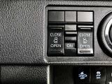 後席の両側電動スライドドアは運転席側からも操作できます。ON/OFFの切り替えが出来ますので、状況によって使い分けられます。