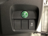 VSA装備車です。VSAはドライバーの操作と車の動きを見守っています。もし車の挙動が乱れたとき、4輪別々にブレーキをかけたり、エンジンパワーをしぼることによって車を安定させます。