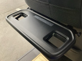 【シートバックテーブル】目的地に着いた後や休憩中など、車を止めて過ごす時間を快適にするための工夫です。小物を置いたり、飲み物を楽しんだりと、使い道は自由自在。