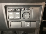 リアドアは乗り降りに便利な両側電動スライドドアです。また運転席に座っていながらスイッチ操作で自在にスライドドアを開け閉めできます。またHondaセンシング用のVSA解除スイッチも装備しています。