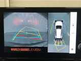 【パノラミックビューモニター(床下透過表示機能付)】クルマを上から見たような画像をディスプレイに表示し、運転席から確認しにくい箇所も確認できます。車両直下及びタイヤ付近のアンダーフロアの確認も可能です