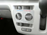 マニュアルエアコン装着です。夏は、快適に、冬でも車内の曇りを取ってくれるので安全です。