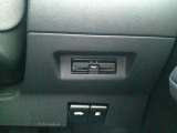 運転席から手の届く位置に ETC2.0車載器付いております。高速道路の料金所もスムーズに通過できますよ♪